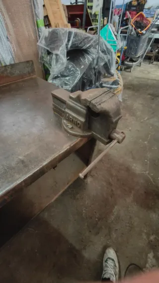 Mesa de trabajo metálica muy resistente 2 metros