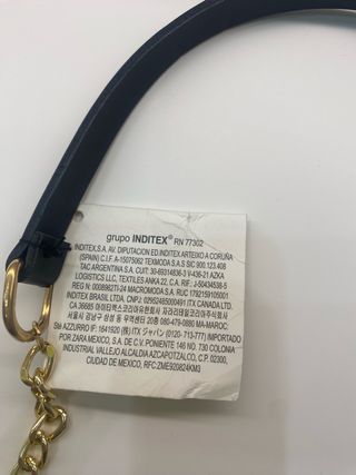 Cinturón Zara negro con cadena dorada