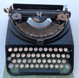 Máquina de escribir antigua Hispano Olivetti