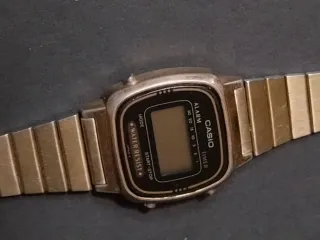 Casio LA670W Reloj Digital Dorado y Negro