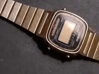 Casio LA670W Reloj Digital Dorado y Negro