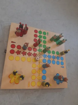 Juego de mesa de madera con figuras