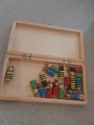 Juego de mesa de madera con figuras