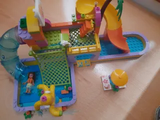 Parque acuático LEGO Friends y acampada