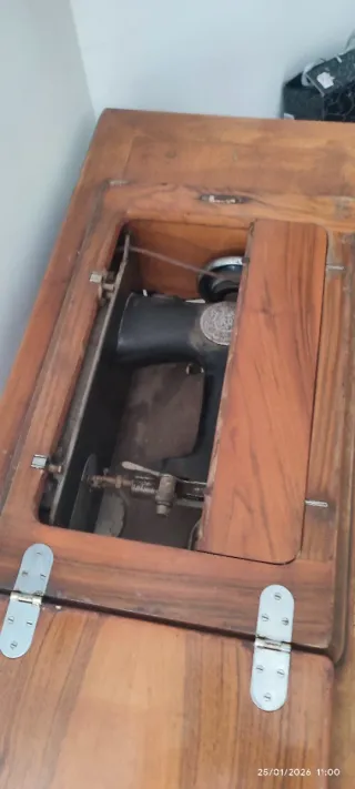 Máquina de coser antigua de madera