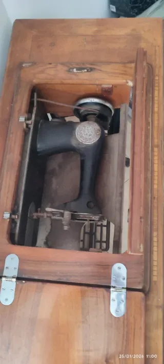 Máquina de coser antigua de madera