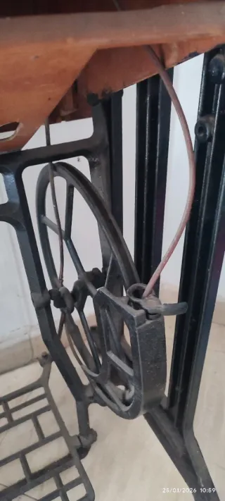 Máquina de coser antigua de madera