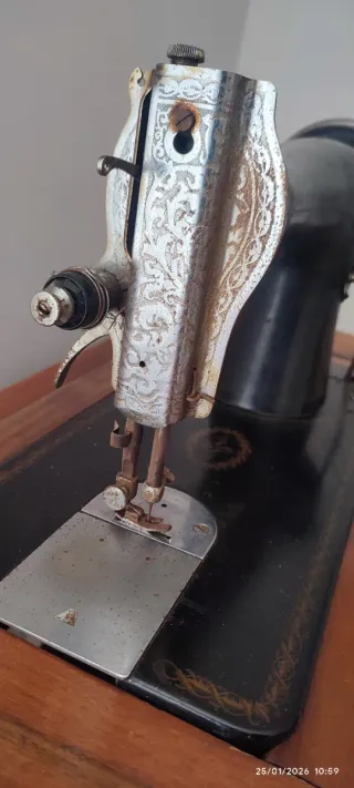 Máquina de coser antigua de madera