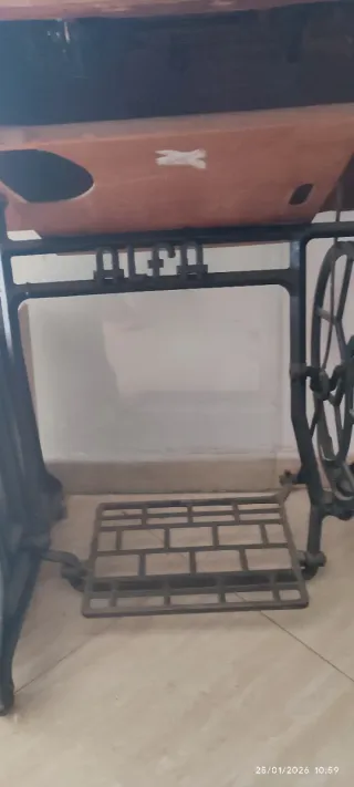 Máquina de coser antigua de madera
