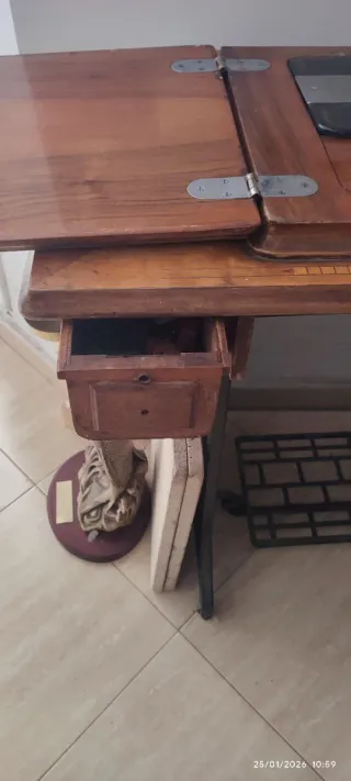 Máquina de coser antigua de madera