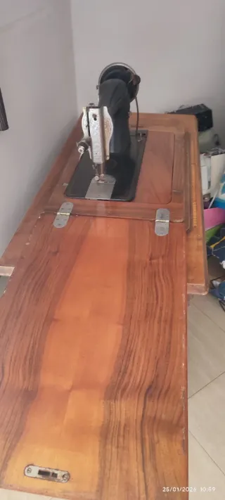 Máquina de coser antigua de madera