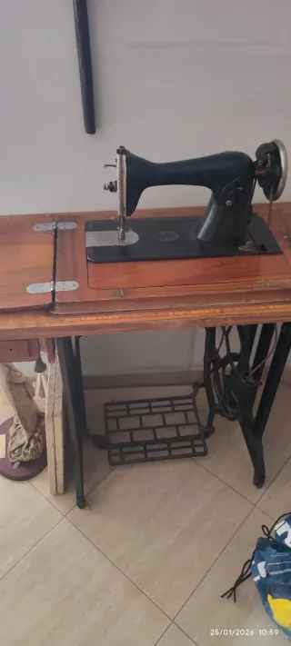 Máquina de coser antigua de madera