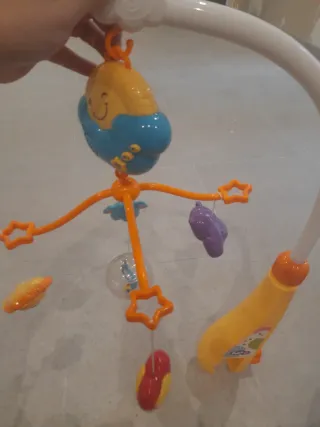 Juguete infantil con sonajero y texturas