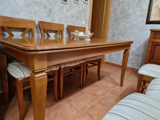 Mesa de comedor de madera