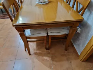 Mesa de comedor de madera