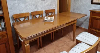 Mesa de comedor de madera