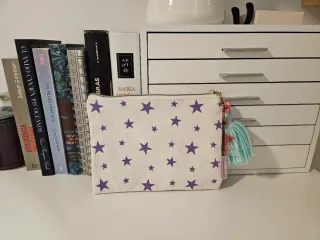 Neceser con pompones de colores