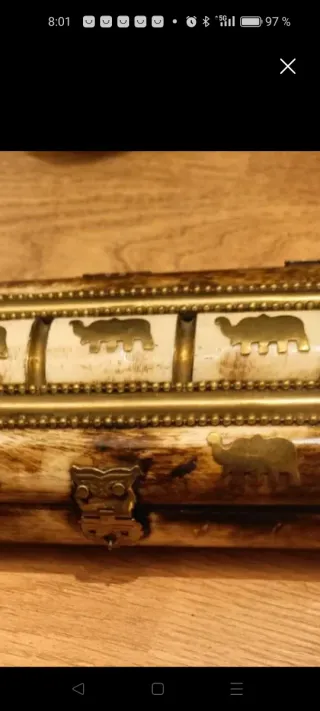 Joyero antiguo con detalles dorados