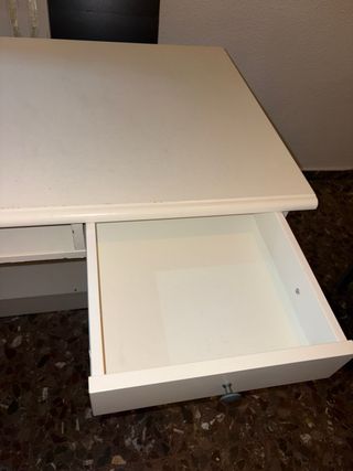 Escritorio blanco con cajón y estantes