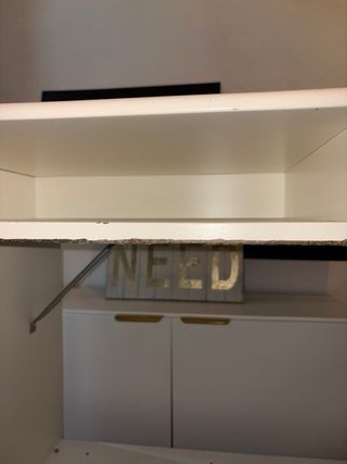 Escritorio blanco con cajón y estantes