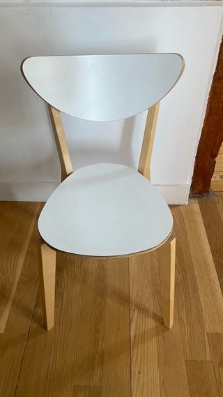 Silla blanca de madera y plástico