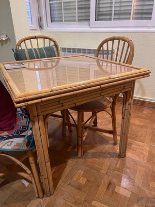 Mesa y 4 sillas bambú/ratán