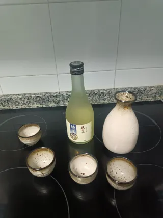 Botella Sake, 4 Vasos Cerámica y jarra para servir