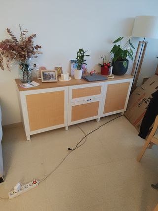 Mueble de comedor de madera y ratán