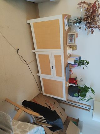 Mueble de comedor de madera y ratán