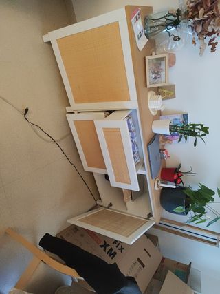 Mueble de comedor de madera y ratán