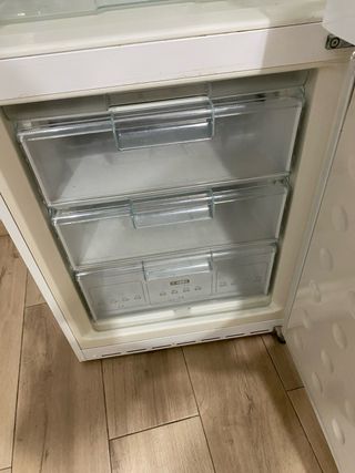 Nevera grande blanca
