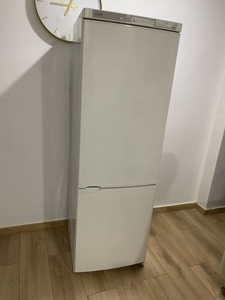 Nevera grande blanca