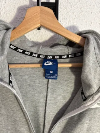 Chaqueta Nike gris deporte con cremallera y logo