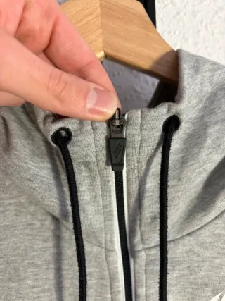 Chaqueta Nike gris deporte con cremallera y logo