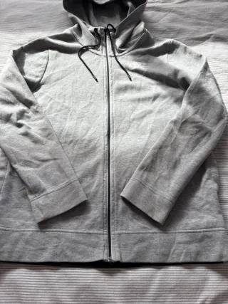 Chaqueta Nike gris deporte con cremallera y logo