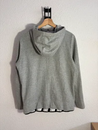 Chaqueta Nike gris deporte con cremallera y logo