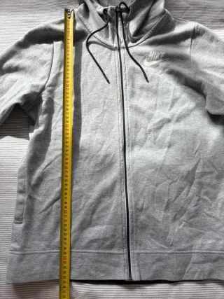 Chaqueta Nike gris deporte con cremallera y logo