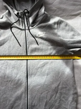 Chaqueta Nike gris deporte con cremallera y logo