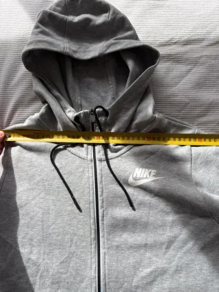 Chaqueta Nike gris deporte con cremallera y logo