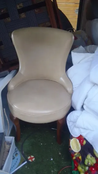 Butaca y Puff de Piel Beige