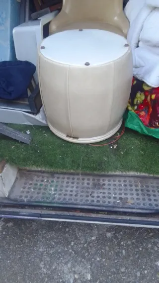 Butaca y Puff de Piel Beige