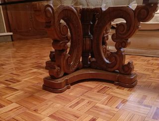 Mesa baja cristal y pie madera tallada