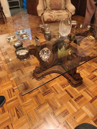 Mesa baja cristal y pie madera tallada