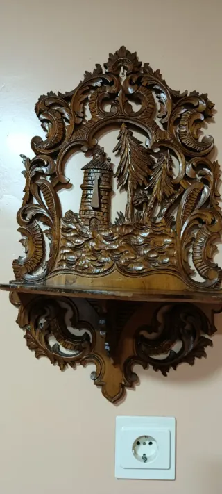 Repisa de madera tallada