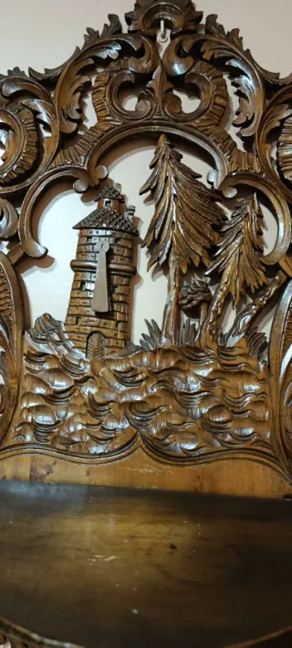 Repisa de madera tallada