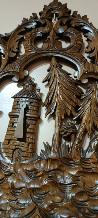 Repisa de madera tallada