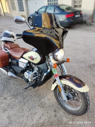 Moto Cruiser con Parabrisas y Alforjas Con 5400 km