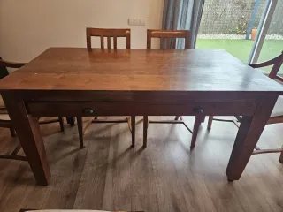 Mesa de comedor de madera