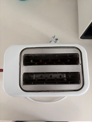 Tostadora Bluesky blanca con detalles rojos