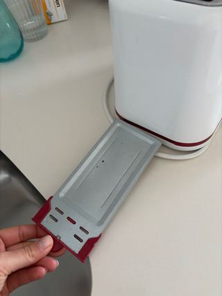 Tostadora Bluesky blanca con detalles rojos